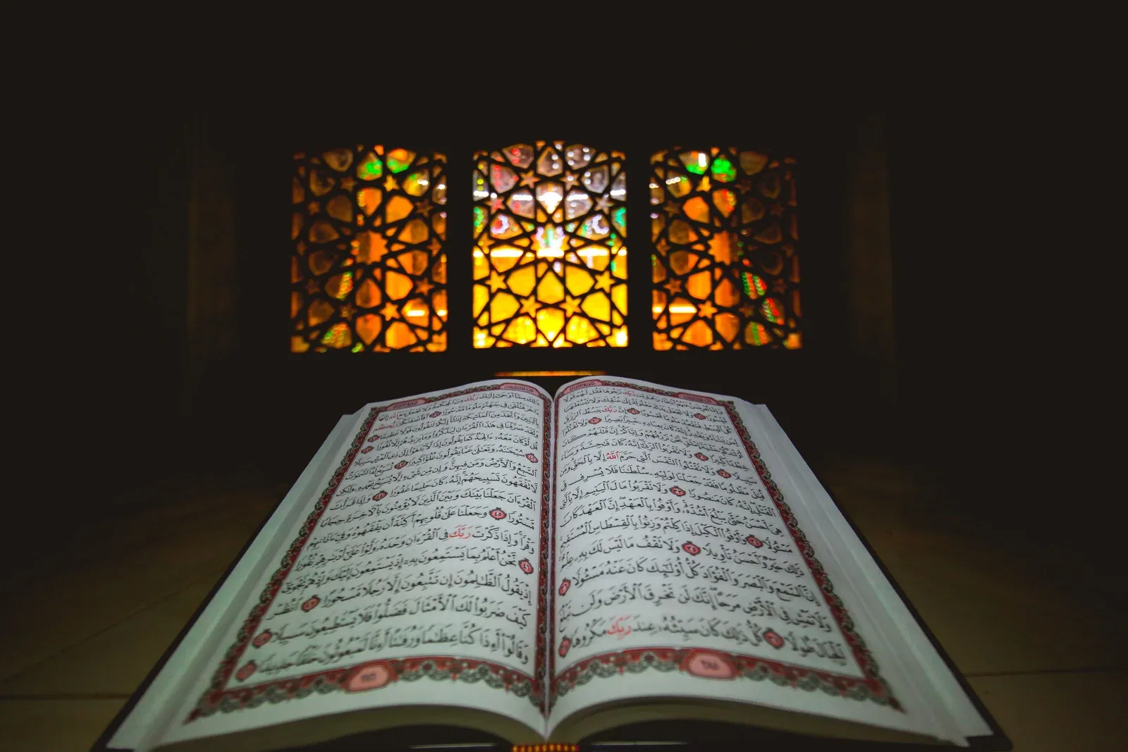 Dua guide for Umrah — pilgrims making supplications during the sacred journey to Makkah